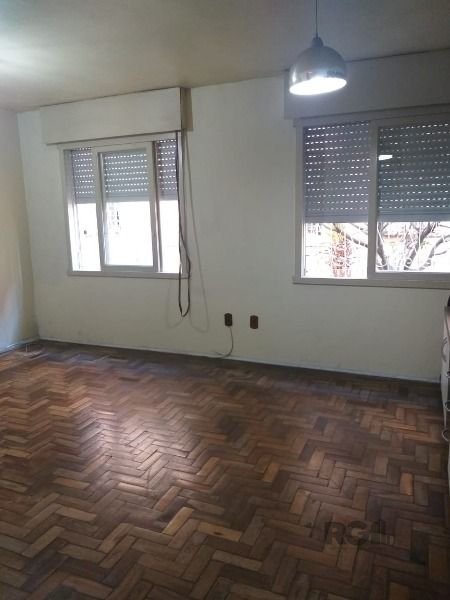 Apartamento JK em Porto Alegre, no bairro Jardim Leopoldina, com 1 dormitório(s), e 1 banheiros, à venda.