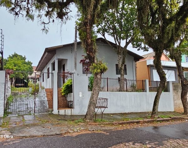 Casa com 130m², 3 dormitórios, 2 vagas no bairro Tristeza em Porto Alegre para Comprar