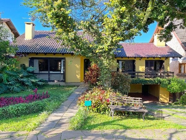 Casa Condominio em Porto Alegre, no bairro Cavalhada, com 4 dormitório(s), e 4 banheiros, à venda.