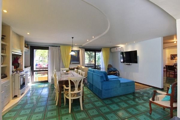 Casa Condominio em Porto Alegre, no bairro Cavalhada, com 4 dormitório(s), e 4 banheiros, à venda.