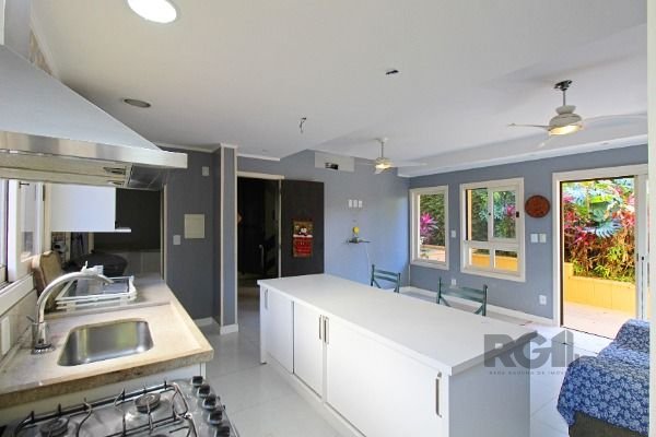 Casa Condominio em Porto Alegre, no bairro Cavalhada, com 4 dormitório(s), e 4 banheiros, à venda.