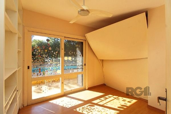 Casa Condominio em Porto Alegre, no bairro Cavalhada, com 4 dormitório(s), e 4 banheiros, à venda.