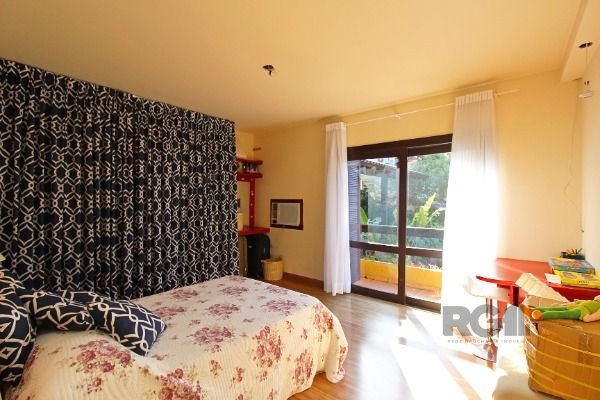 Casa Condominio em Porto Alegre, no bairro Cavalhada, com 4 dormitório(s), e 4 banheiros, à venda.