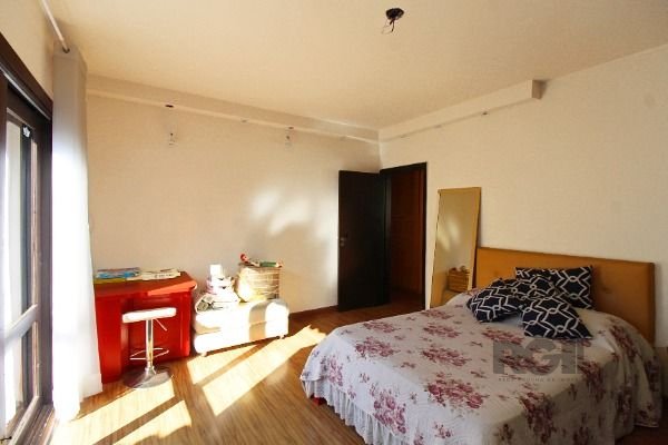 Casa Condominio em Porto Alegre, no bairro Cavalhada, com 4 dormitório(s), e 4 banheiros, à venda.