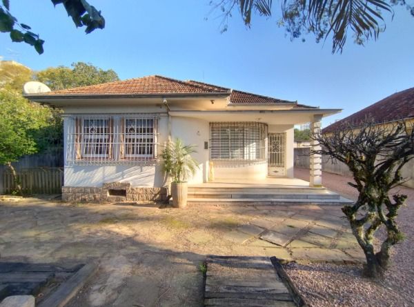 Casa com 160m², 3 dormitórios, 4 vagas no bairro Vila Nova em Porto Alegre para Comprar