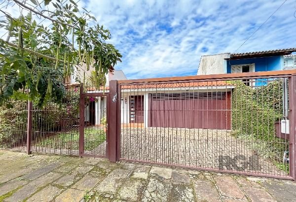 Casa com 150m², 3 dormitórios, 4 vagas no bairro Guarujá em Porto Alegre para Comprar