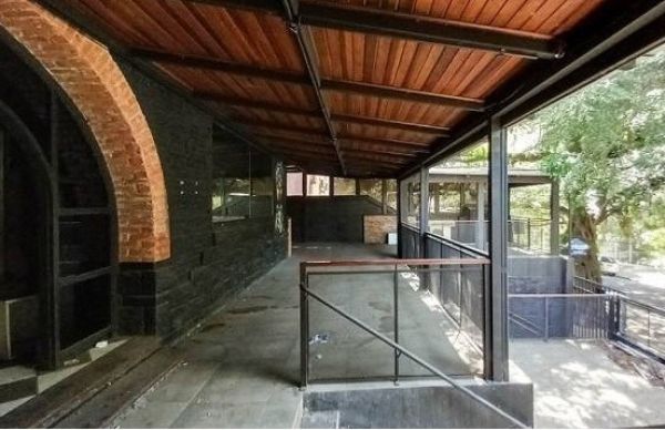 Casa Comercial em Porto Alegre, no bairro Moinhos de Vento, e 0 banheiros, à venda.
