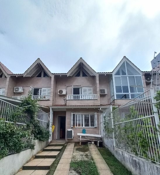 Casa em Porto Alegre, no bairro Guarujá, com 2 dormitório(s), e 2 banheiros, à venda.