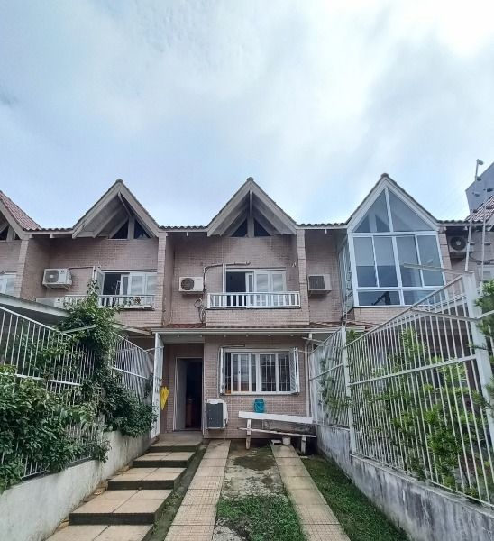 Casa com 77m², 2 dormitórios, 2 suítes, 2 vagas no bairro Guarujá em Porto Alegre para Comprar