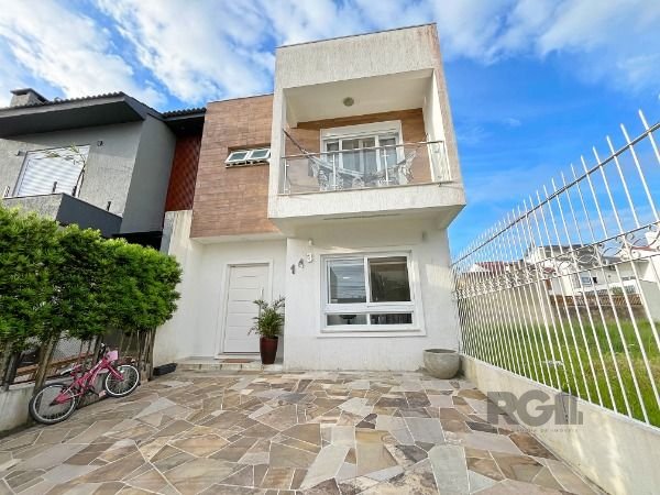 Casa com 140m², 3 dormitórios, 1 suíte, 2 vagas no bairro Hípica em Porto Alegre para Comprar