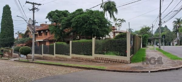 Casa com 228m², 3 dormitórios, 1 suíte, 4 vagas no bairro Ipanema em Porto Alegre para Comprar