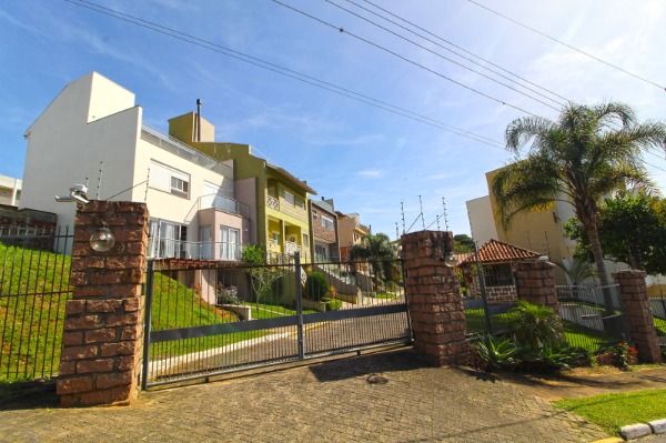 Casa Condominio com 224m², 3 dormitórios, 1 suíte, 2 vagas no bairro Vila Nova em Porto Alegre para Comprar