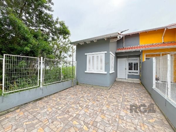Casa com 70m², 2 dormitórios, 2 suítes, 2 vagas no bairro Hípica em Porto Alegre para Comprar