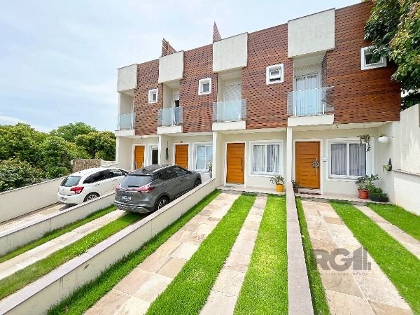 Casa com 78m², 2 dormitórios, 2 suítes, 2 vagas no bairro Tristeza em Porto Alegre para Comprar