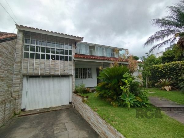 Casa com 325m², 6 dormitórios, 2 suítes, 3 vagas no bairro Ipanema em Porto Alegre para Comprar