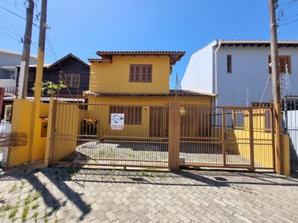 Sobrado com 155m², 3 dormitórios, 1 suíte, 4 vagas no bairro Vila Nova em Porto Alegre para Comprar