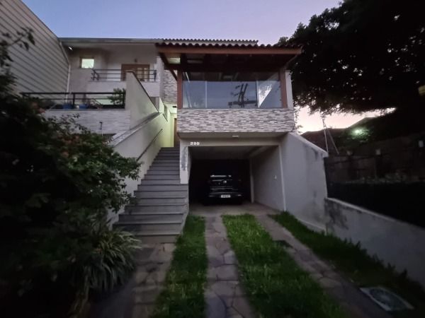 Sobrado com 155m², 3 dormitórios, 1 suíte, 2 vagas no bairro Ipanema em Porto Alegre para Comprar