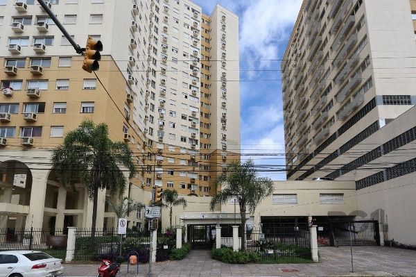 Apartamento com 66m², 3 dormitórios, 1 suíte, 1 vaga no bairro Santo Antonio em Porto Alegre para Comprar