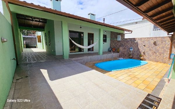 Casa em Porto Alegre, no bairro Vila Nova, com 3 dormitório(s), e 3 banheiros, à venda.