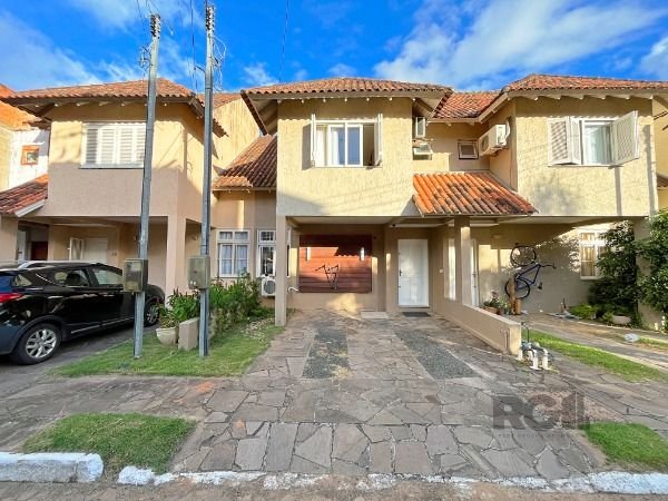 Casa com 185m², 3 dormitórios, 1 suíte, 2 vagas no bairro Campo Novo em Porto Alegre para Comprar