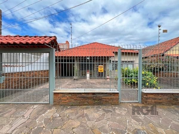 Casa com 97m², 5 dormitórios, 1 suíte, 2 vagas no bairro Guarujá em Porto Alegre para Comprar