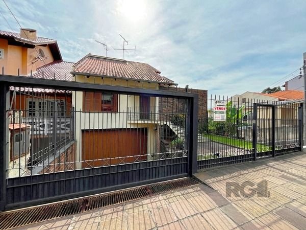 Casa com 310m², 3 dormitórios, 1 suíte, 2 vagas no bairro Santo Antonio em Porto Alegre para Comprar