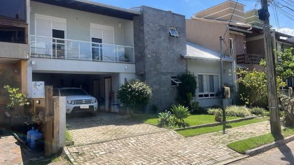 Casa com 217m², 3 dormitórios, 1 suíte, 2 vagas no bairro Hípica em Porto Alegre para Comprar