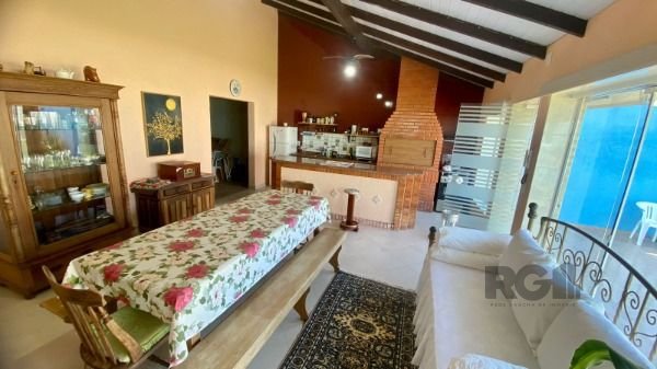 Casa em Porto Alegre, no bairro Vila Assunção, com 3 dormitório(s), e 3 banheiros, à venda.