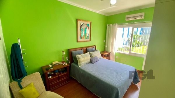 Casa em Porto Alegre, no bairro Vila Assunção, com 3 dormitório(s), e 3 banheiros, à venda.