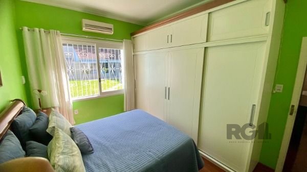 Casa em Porto Alegre, no bairro Vila Assunção, com 3 dormitório(s), e 3 banheiros, à venda.
