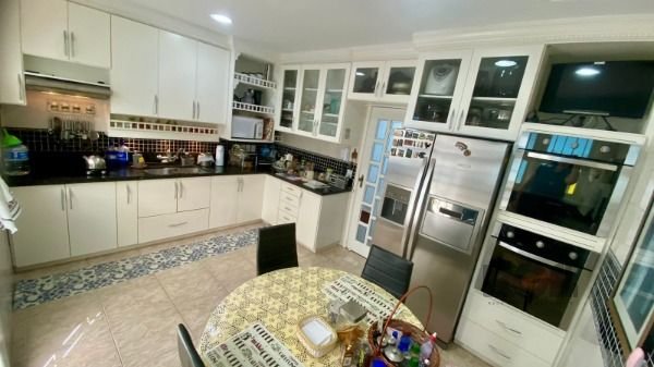 Casa em Porto Alegre, no bairro Vila Assunção, com 3 dormitório(s), e 3 banheiros, à venda.