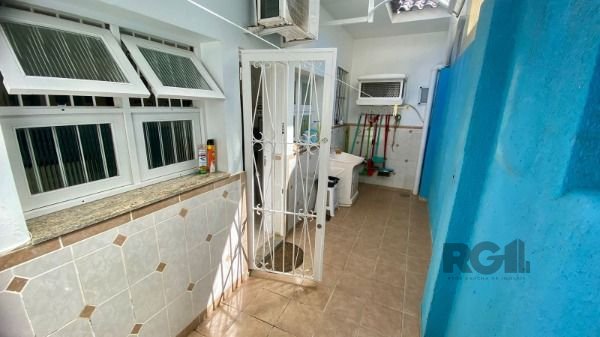 Casa em Porto Alegre, no bairro Vila Assunção, com 3 dormitório(s), e 3 banheiros, à venda.
