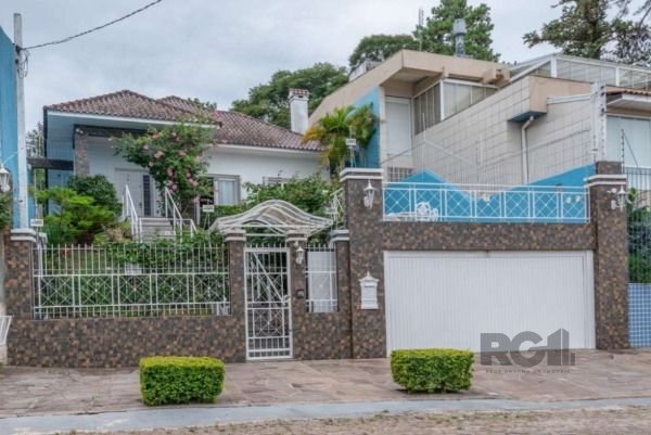 Casa com 300m², 3 dormitórios, 1 suíte, 2 vagas no bairro Vila Assunção em Porto Alegre para Comprar