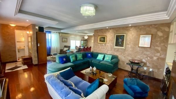 Casa em Porto Alegre, no bairro Vila Assunção, com 3 dormitório(s), e 3 banheiros, à venda.