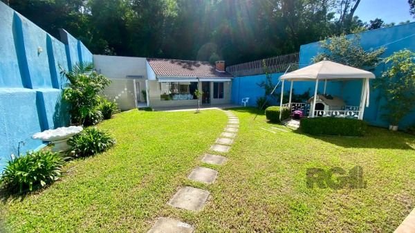 Casa em Porto Alegre, no bairro Vila Assunção, com 3 dormitório(s), e 3 banheiros, à venda.