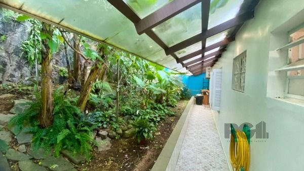 Casa em Porto Alegre, no bairro Vila Assunção, com 3 dormitório(s), e 3 banheiros, à venda.