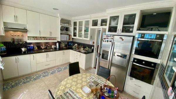 Casa em Porto Alegre, no bairro Vila Assunção, com 3 dormitório(s), e 3 banheiros, à venda.