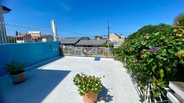 Casa em Porto Alegre, no bairro Vila Assunção, com 3 dormitório(s), e 3 banheiros, à venda.