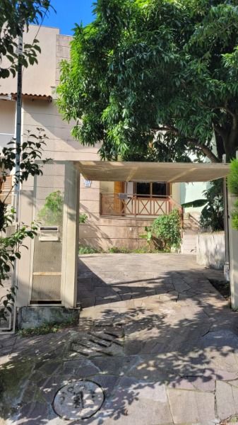 Casa com 78m², 2 dormitórios, 2 vagas no bairro Teresópolis em Porto Alegre para Comprar