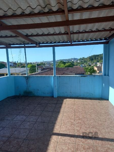 Casa com 300m², 3 dormitórios, 1 vaga no bairro Cavalhada em Porto Alegre para Comprar