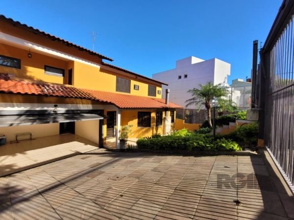Casa com 381m², 4 dormitórios, 1 suíte, 4 vagas no bairro Ipanema em Porto Alegre para Comprar