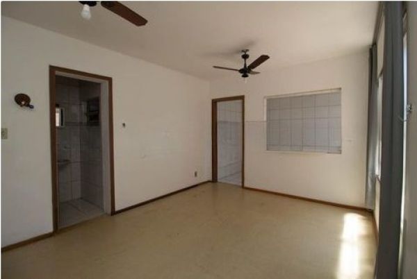 Apartamento JK em Porto Alegre, no bairro Medianeira, com 1 dormitório(s), e 1 banheiros, à venda.