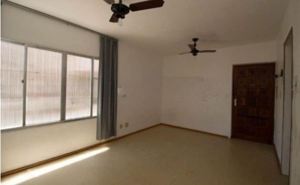 Apartamento JK em Porto Alegre, no bairro Medianeira, com 1 dormitório(s), e 1 banheiros, à venda.