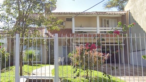 Casa em Porto Alegre, no bairro Jardim Isabel, com 4 dormitório(s), e 4 banheiros, à venda.