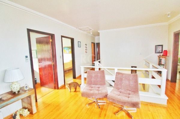 Casa em Porto Alegre, no bairro Jardim Isabel, com 4 dormitório(s), e 4 banheiros, à venda.