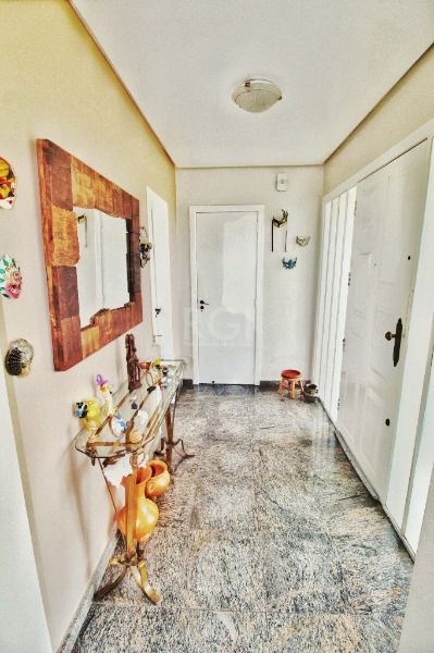 Casa em Porto Alegre, no bairro Jardim Isabel, com 4 dormitório(s), e 4 banheiros, à venda.