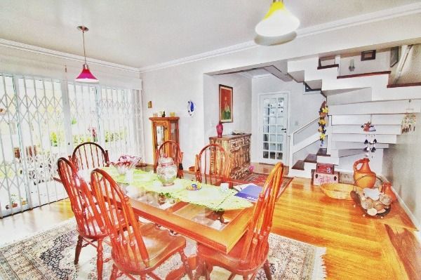 Casa em Porto Alegre, no bairro Jardim Isabel, com 4 dormitório(s), e 4 banheiros, à venda.