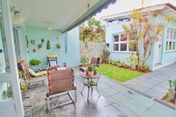 Casa em Porto Alegre, no bairro Jardim Isabel, com 4 dormitório(s), e 4 banheiros, à venda.
