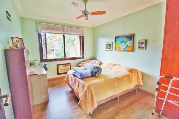 Casa em Porto Alegre, no bairro Jardim Isabel, com 4 dormitório(s), e 4 banheiros, à venda.
