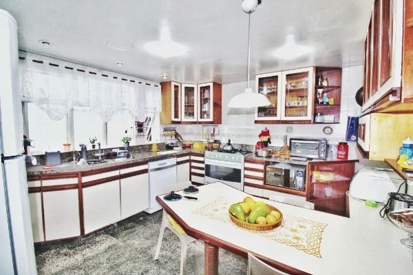 Casa em Porto Alegre, no bairro Jardim Isabel, com 4 dormitório(s), e 4 banheiros, à venda.